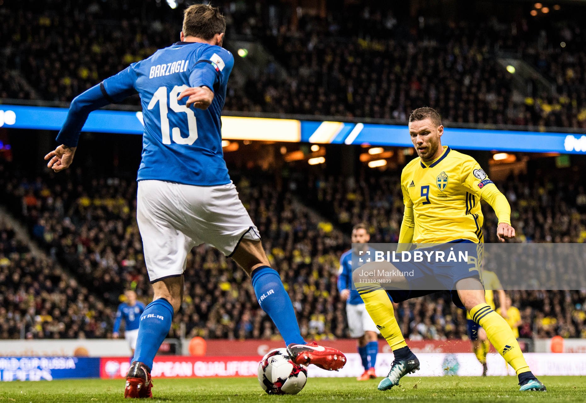 Italiens Andrea Barzagli mot Sveriges Marcus Berg