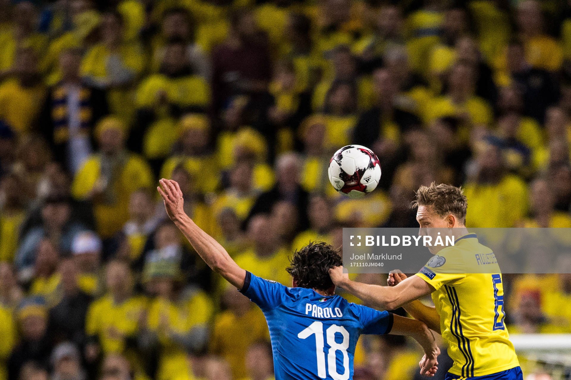 Sveriges Ludwig Augustinsson och Italiens Marco Parolo