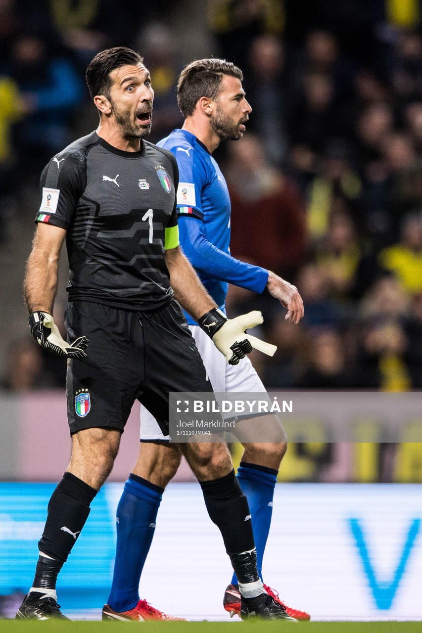Italiens målvakt Gianluigi Buffon reagerar på ett domslut