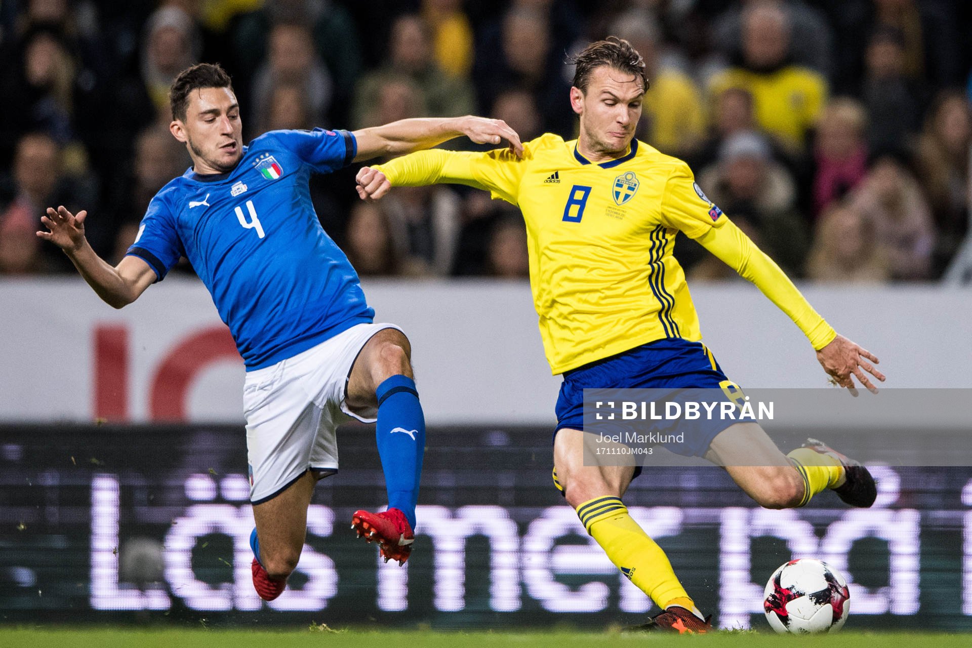 Italiens Matteo Darmian och Sveriges Albin Ekdal