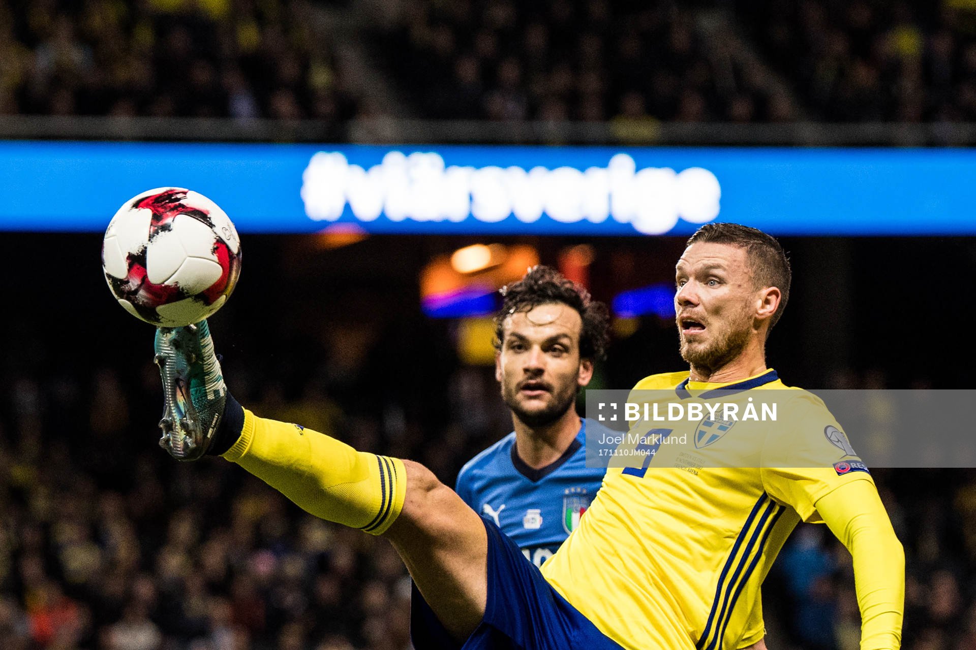 Sveriges Marcus Berg framför Italiens Marco Parolo