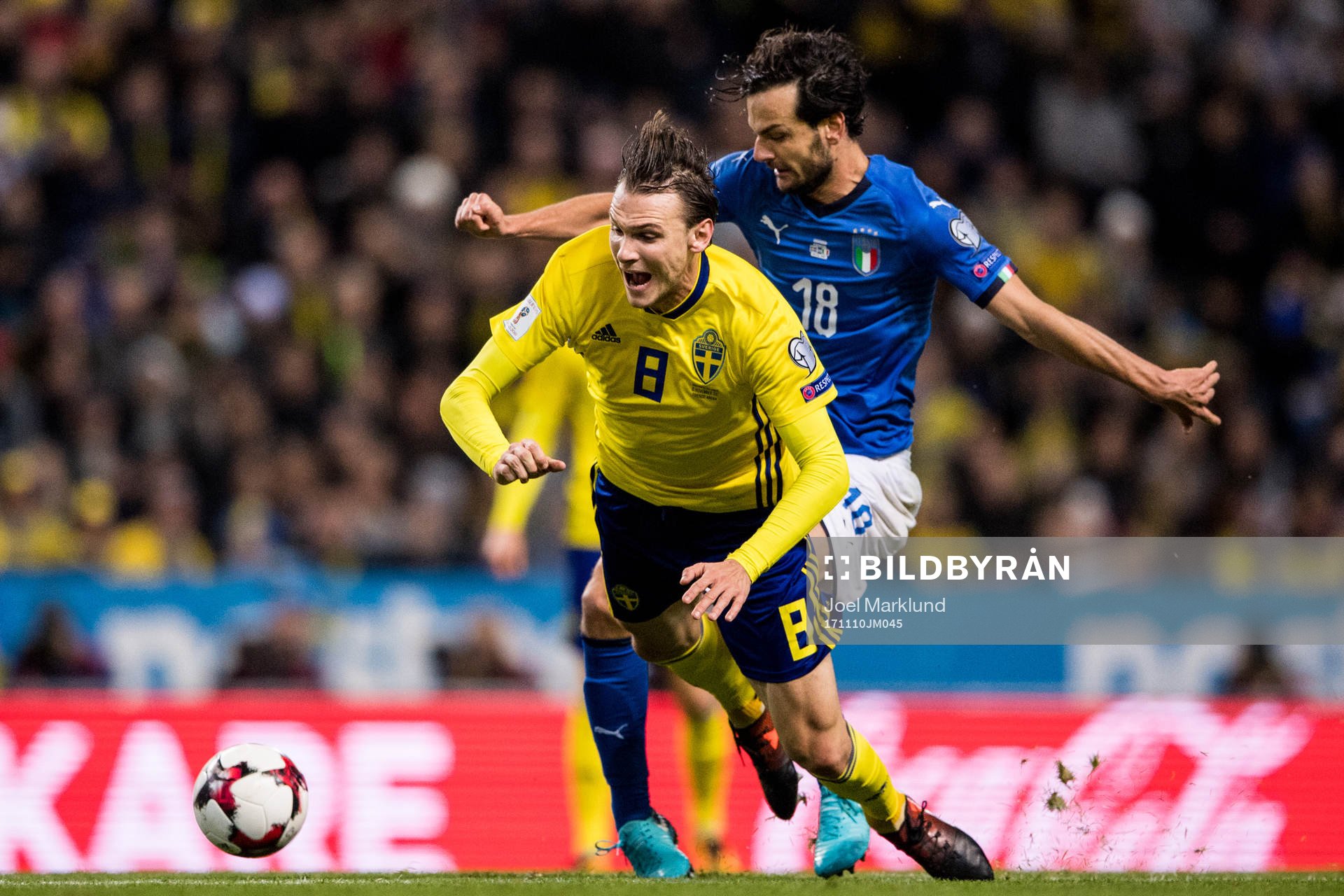 Sveriges Albin Ekdal faller