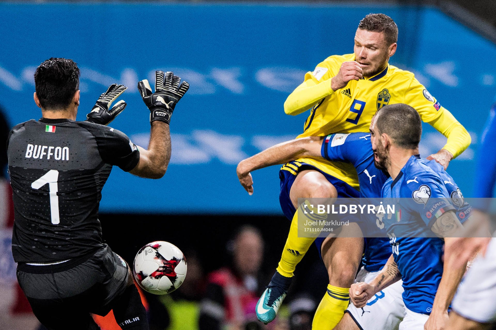 Sveriges Marcus Berg oroar framför Italiens målvakt