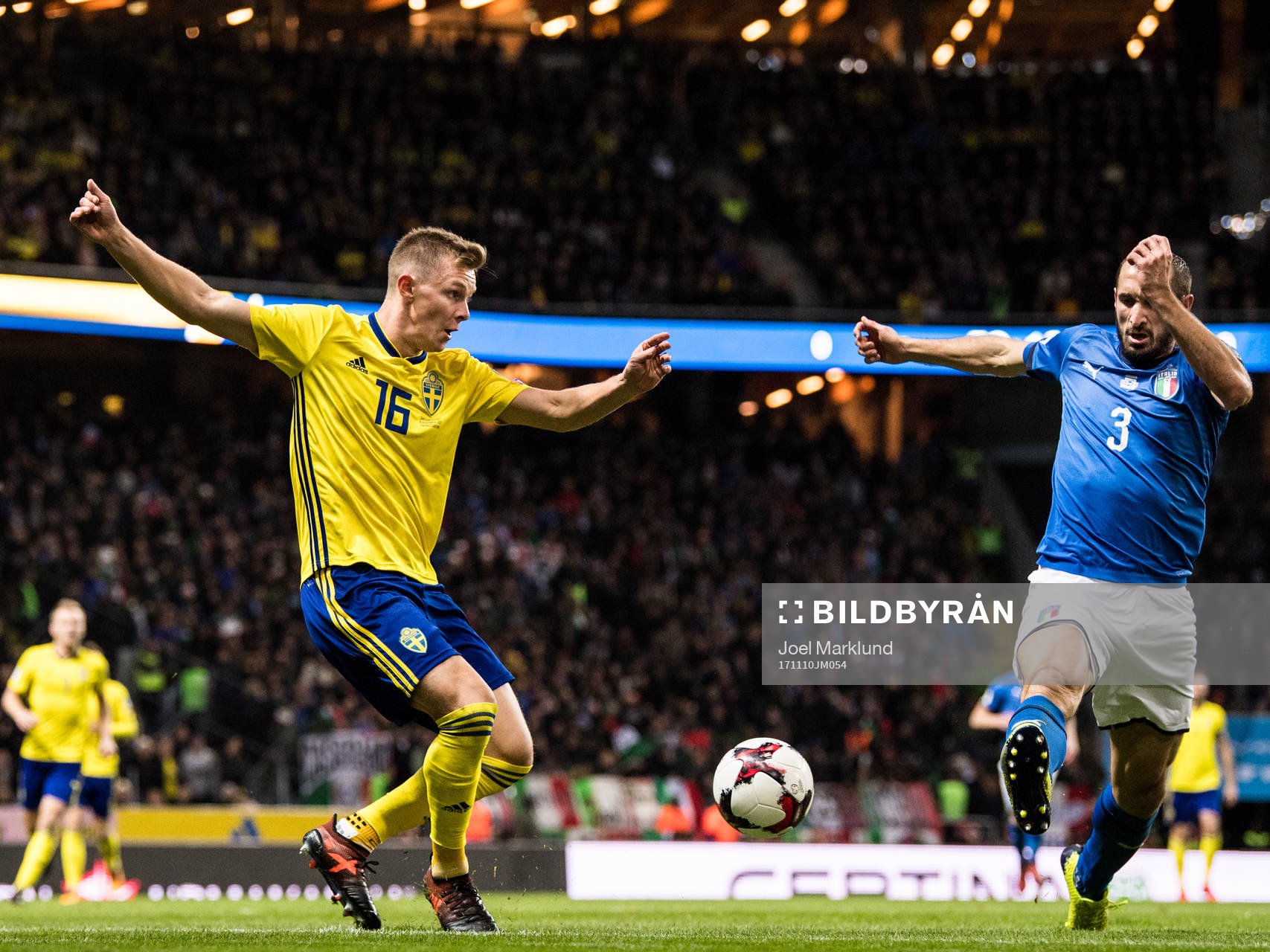 Sveriges Emil Krafth och Italiens Giorgio Chiellini