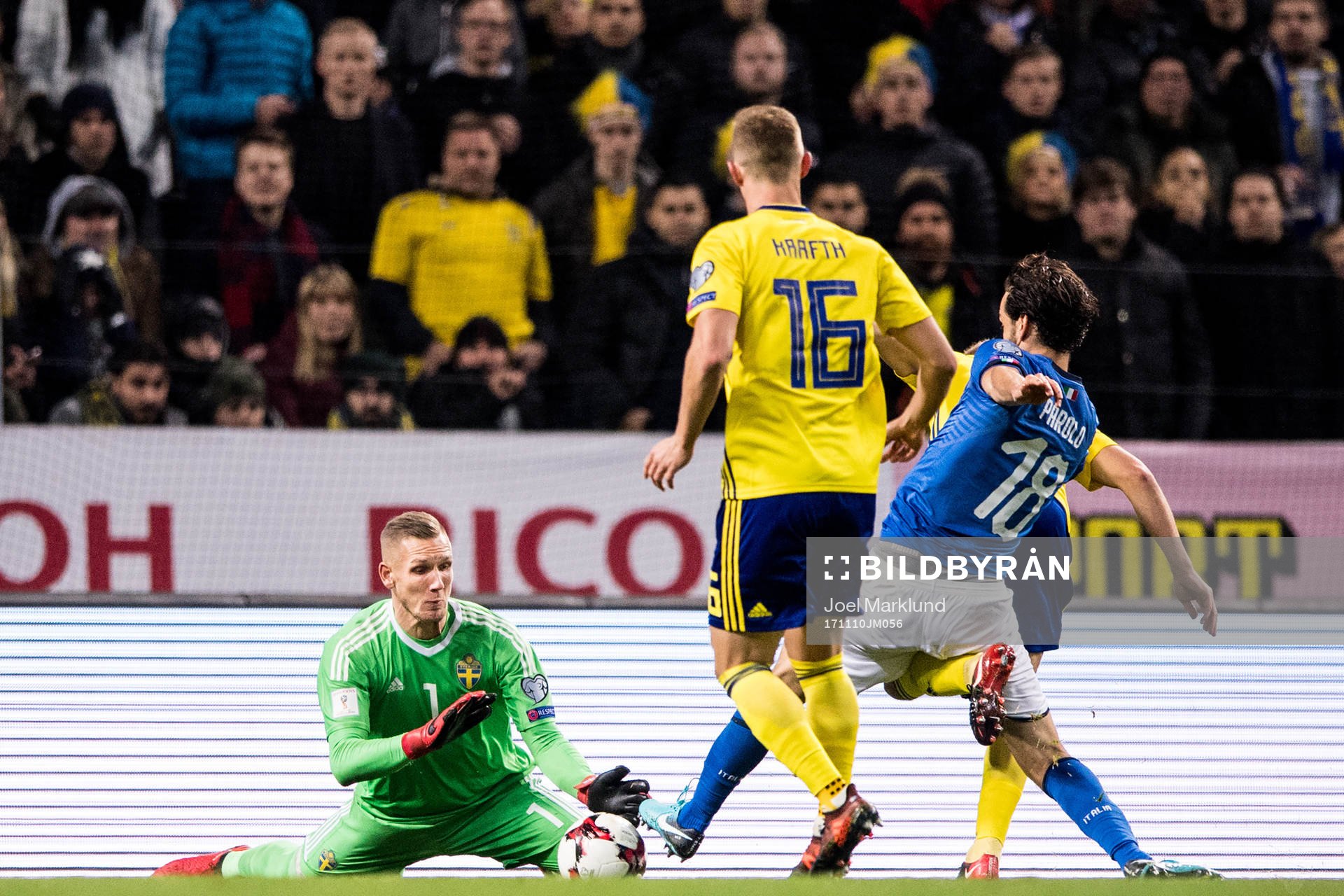 Sveriges målvakt Robin Olsen räddar målchans från