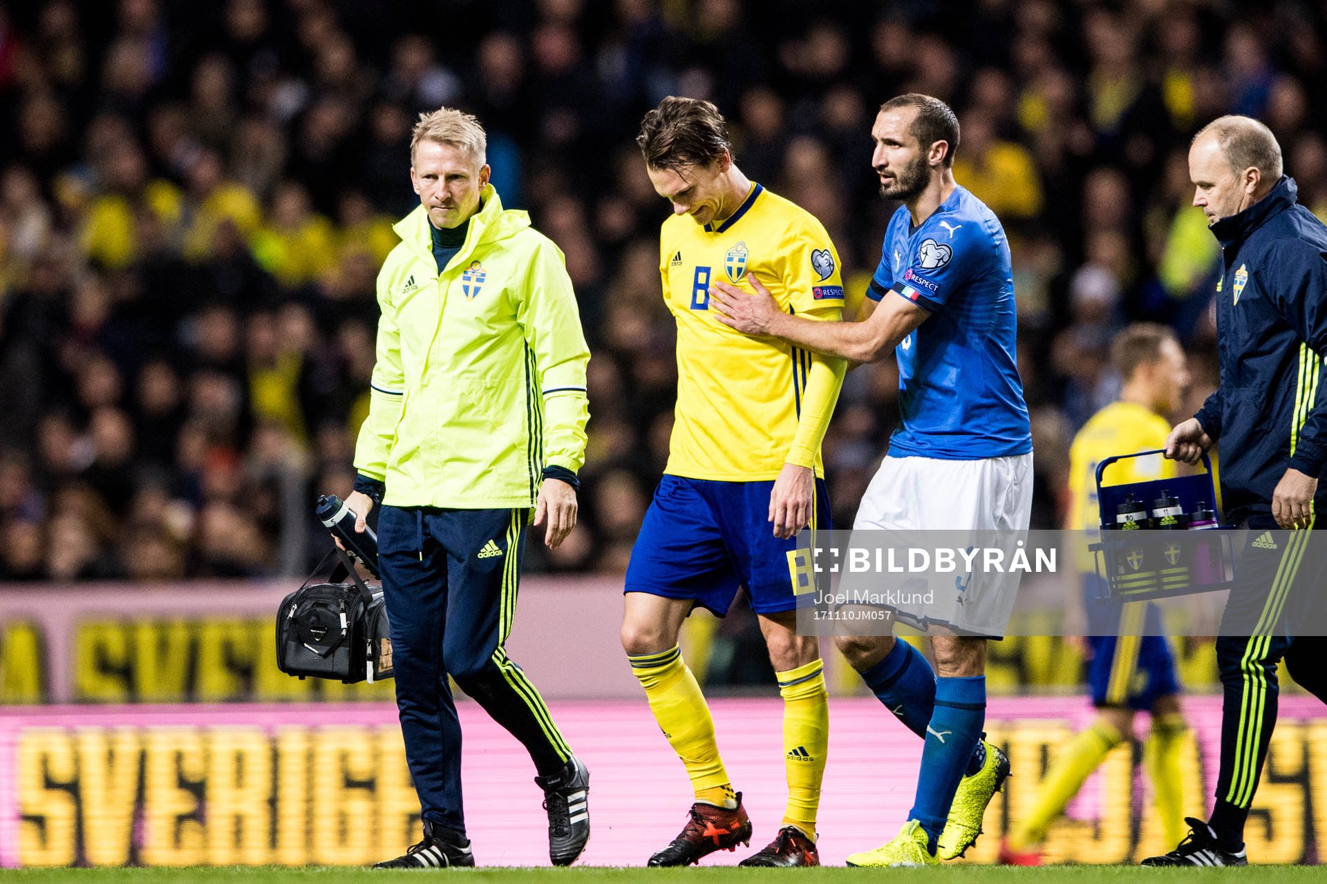 Sveriges Albin Ekdal tröstas av Italiens Giorgio Chiellini