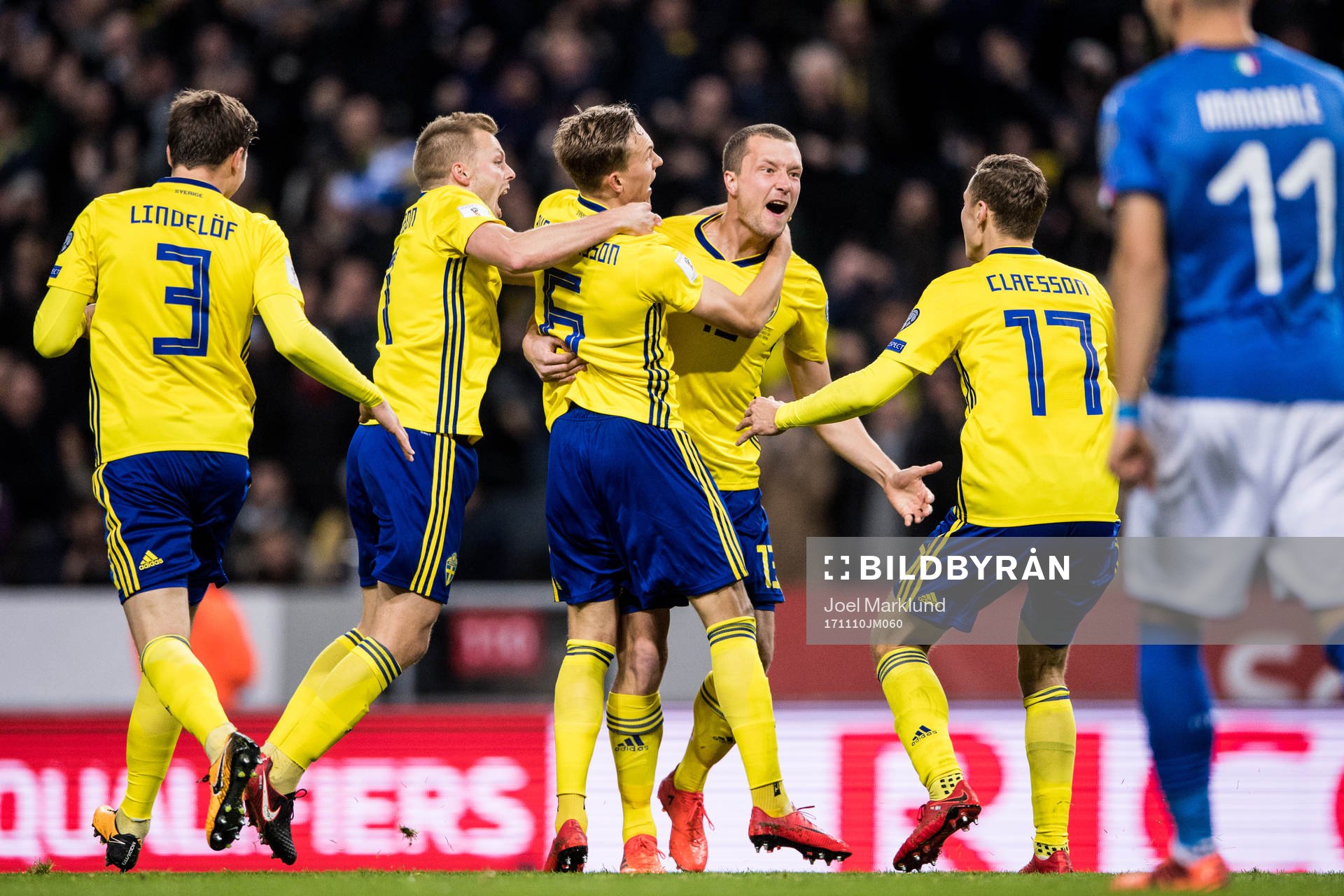 Sveriges Jakob Johansson jublar med lagkamraterna