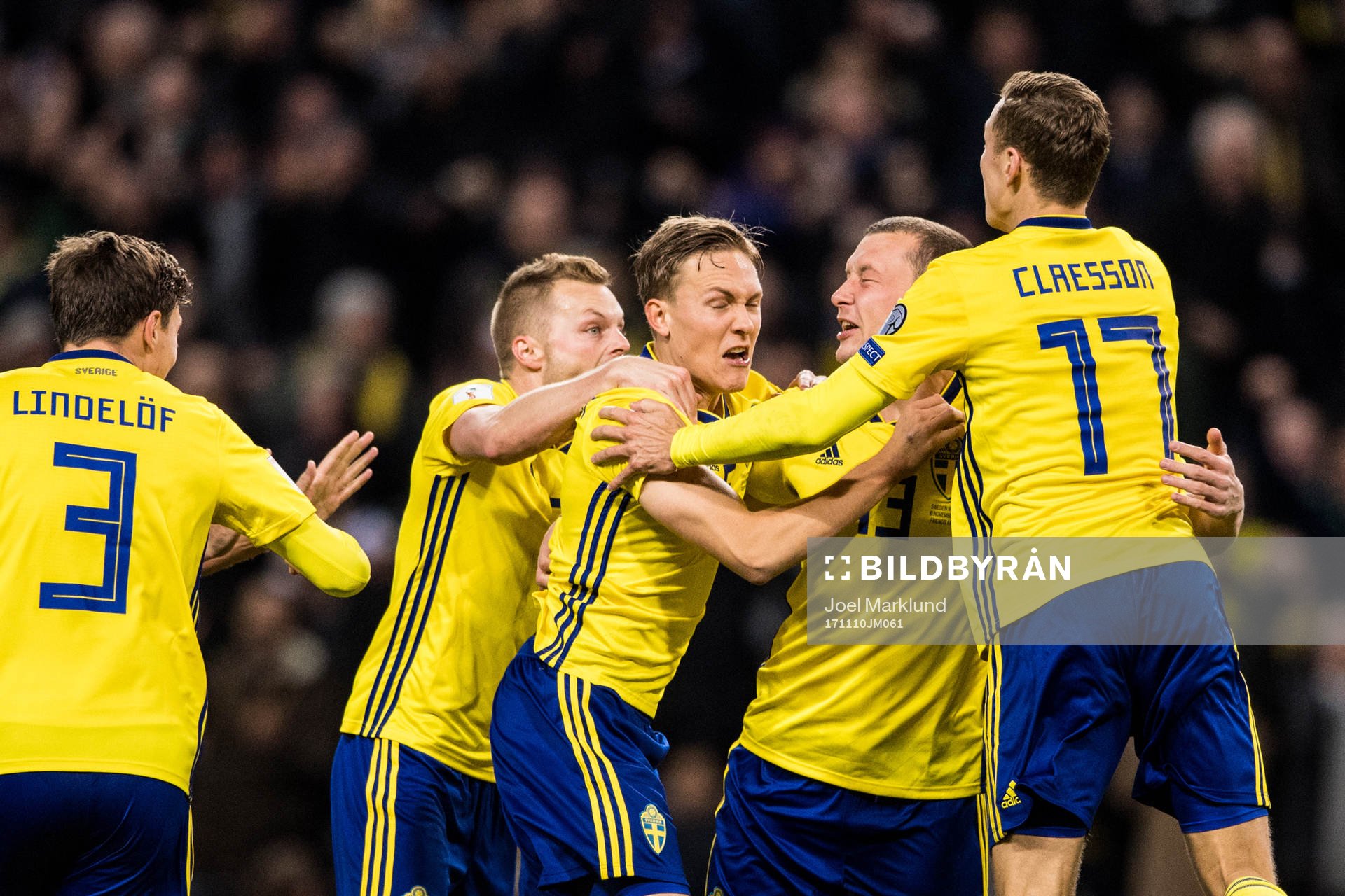 Sveriges Jakob Johansson jublar med Sebastian Larsson,