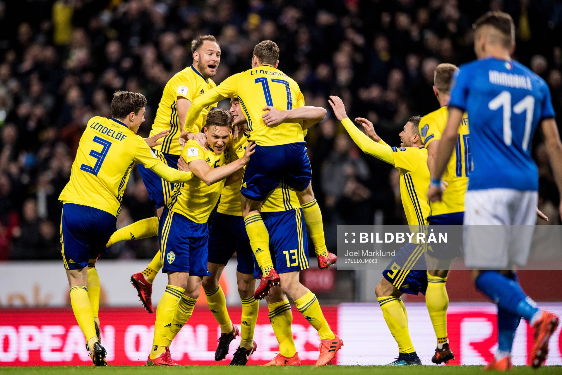 Sveriges Jakob Johansson (m) jublar med lagkamraterna