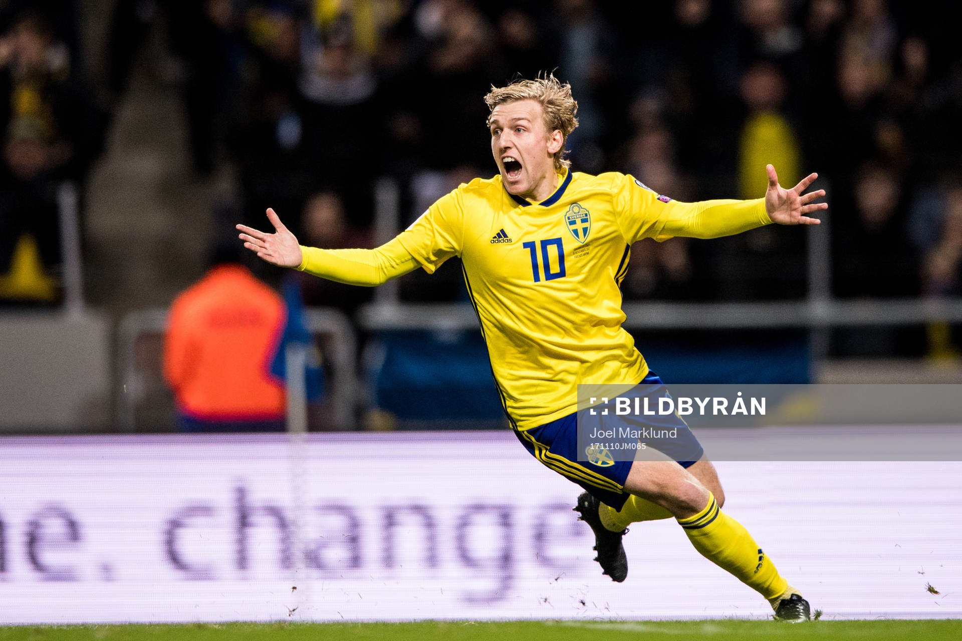 Sveriges Emil Forsberg jublar