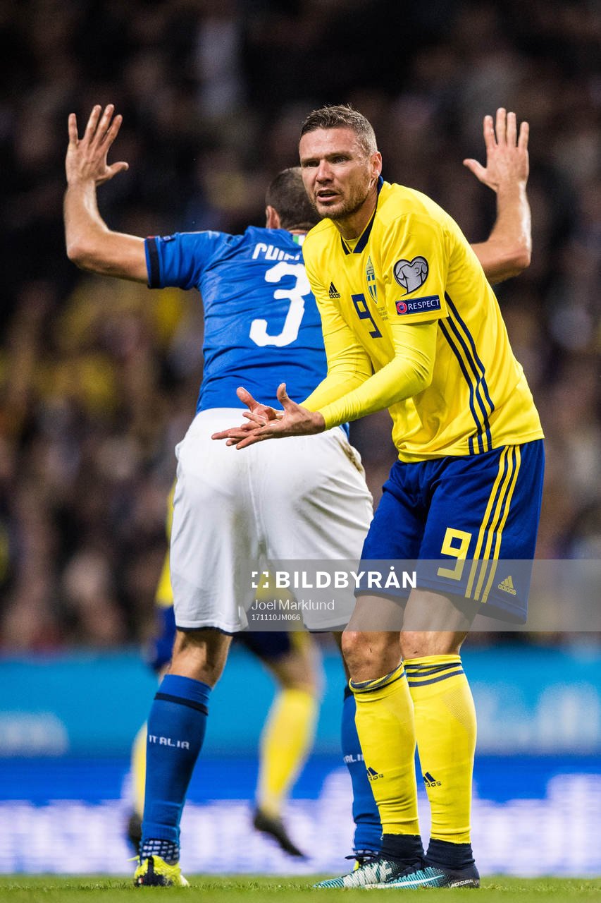Sveriges Marcus Berg gestikulerar mot domaren