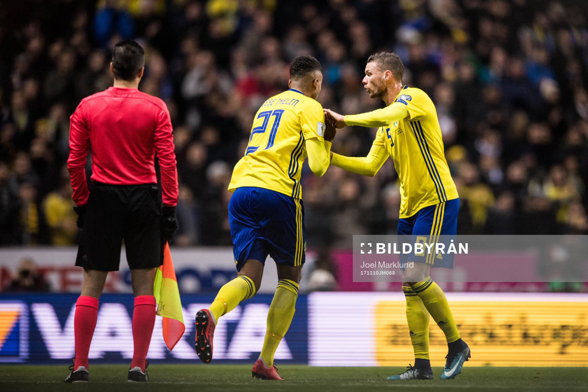 Sveriges Marcus Berg byts ut till förmån för Isaac Kiese Thelin under fotbollsmatchen i VM-kvalets play-off mellan Sverige och Italien den 10 november 2017 i Stockholm.