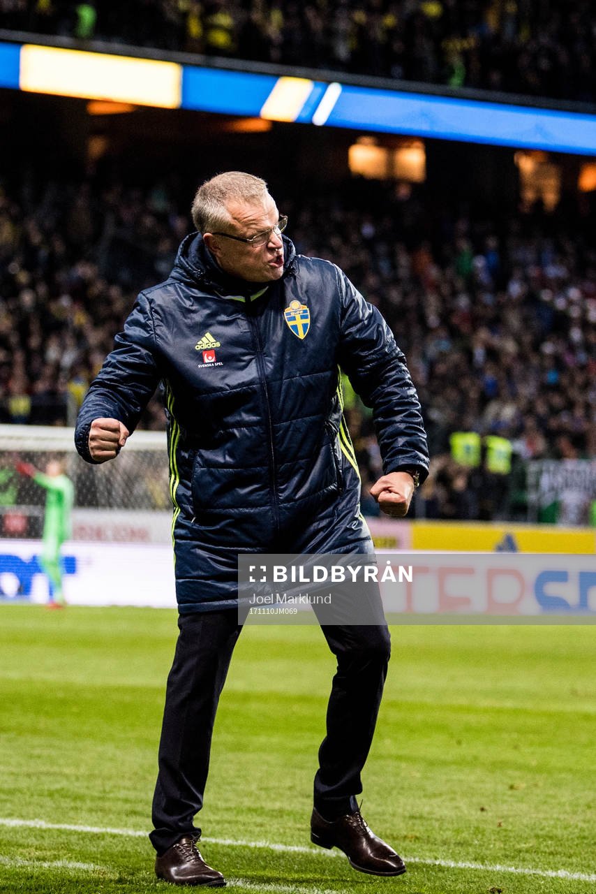 Sveriges förbundskapten Janne Andersson jublar på