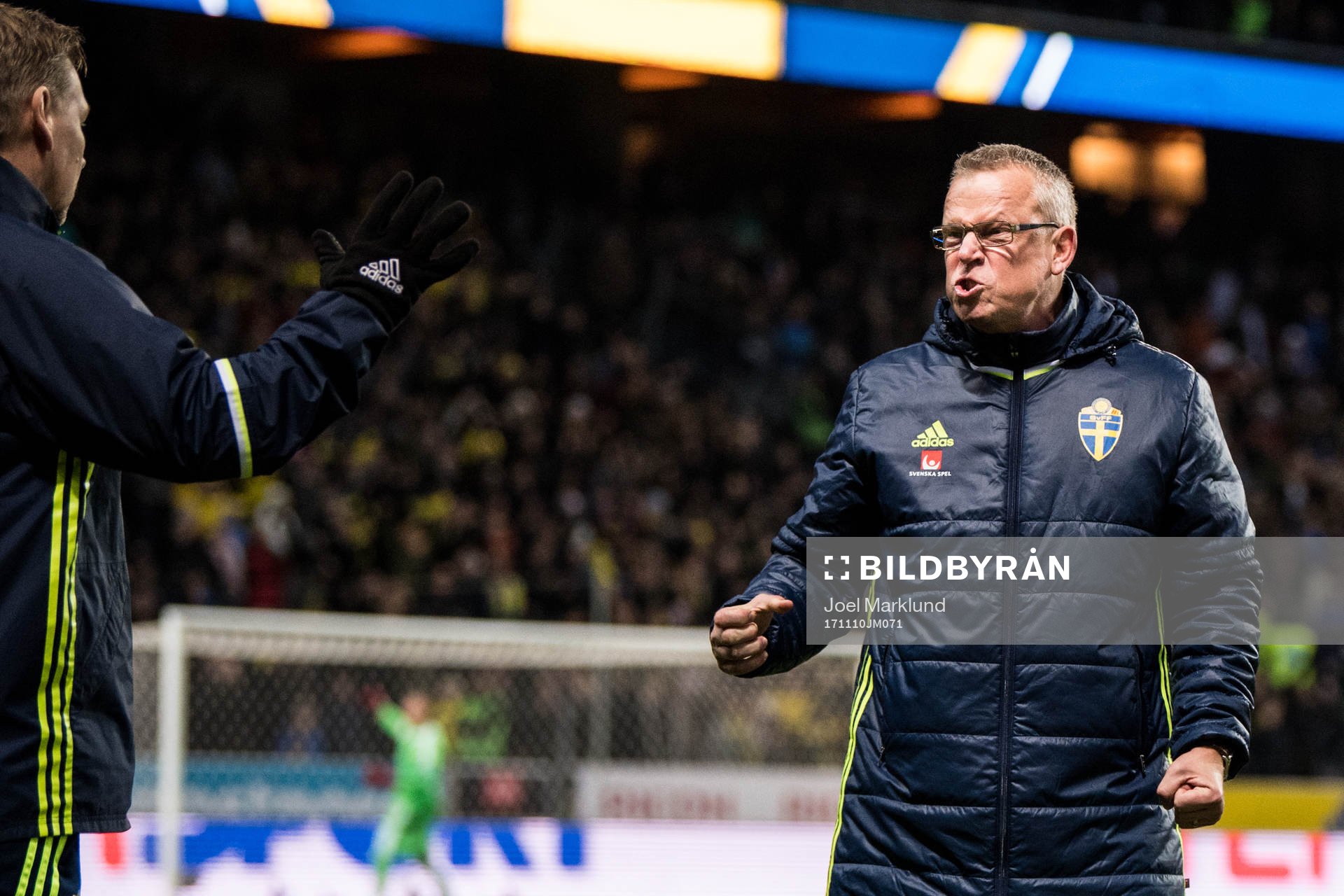 Sveriges förbundskapten Janne Andersson jublar på