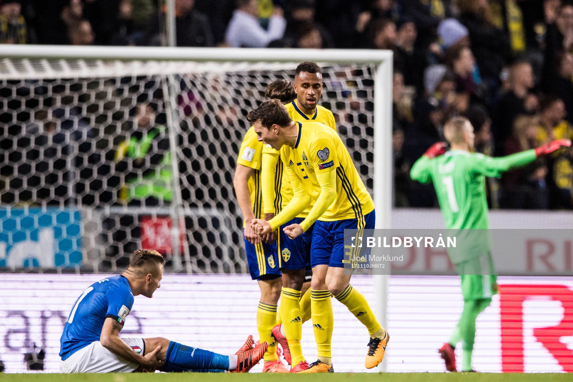 Sveriges Victor Nilsson Lindelöf jublar mot Italiens Ciro
