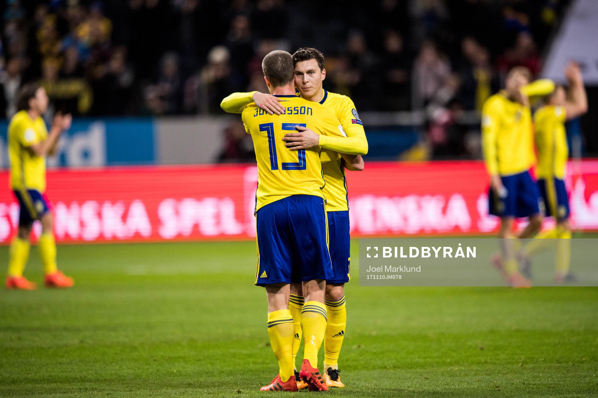 Sveriges Victor Nilsson Lindelöf kramar om Jakob Johansson