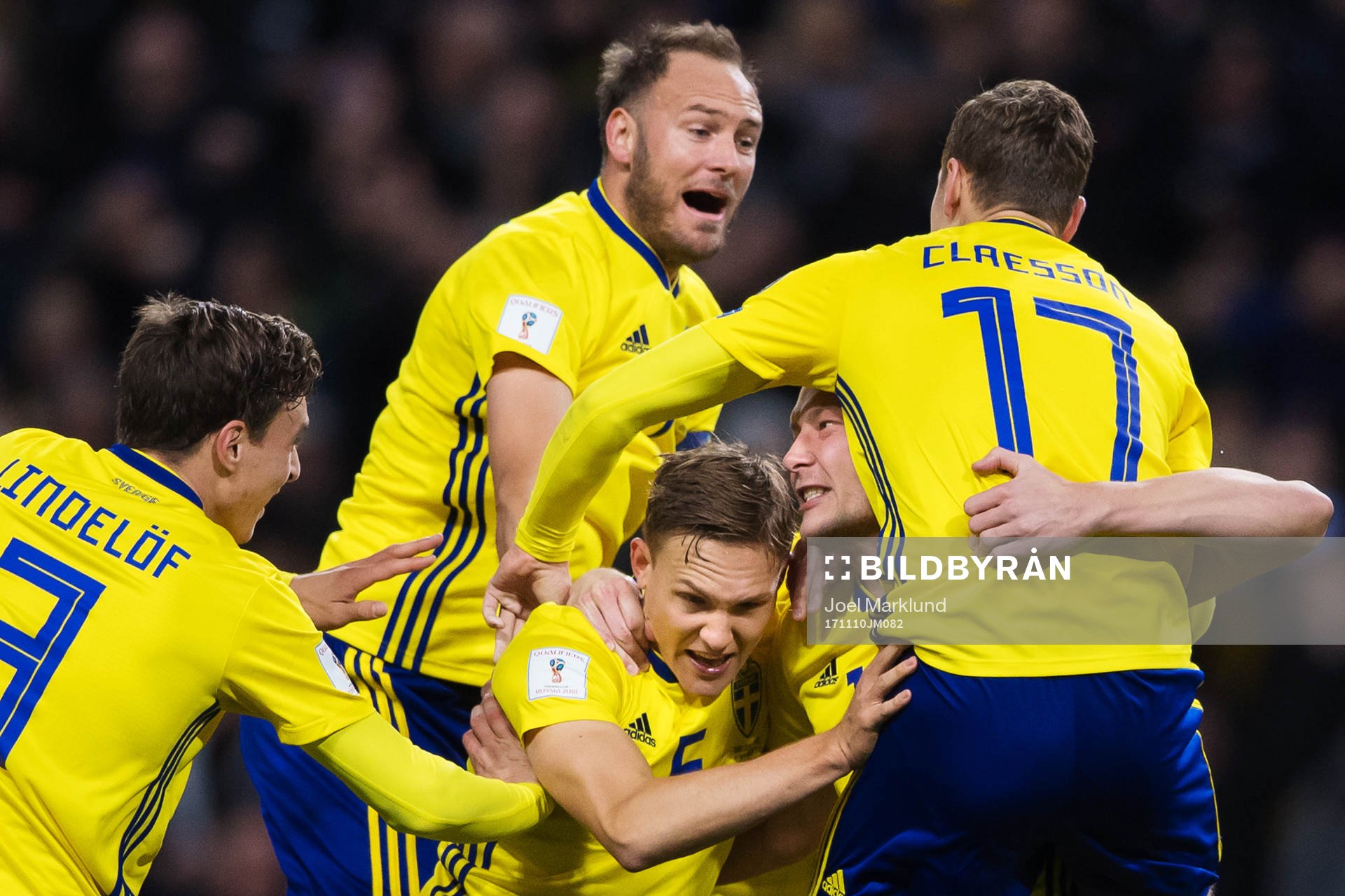 Sveriges Victor Nilsson Lindelöf, Andreas Granqvist, Ludwig Augustinsson, Jakob Johansson och Viktor Claesson jublar efter 1-0-målet under fotbollsmatchen i VM-kvalets play-off mellan Sverige och Italien den 10 november 2017 i Stockholm.