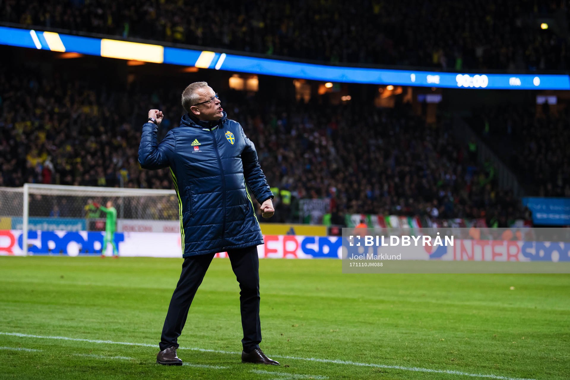 Sveriges förbundskapten Janne Andersson jublar på