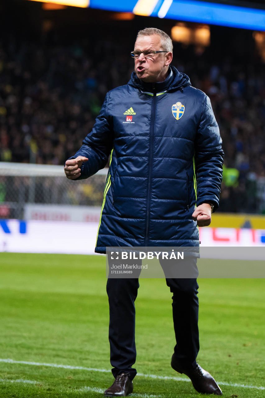 Sveriges förbundskapten Janne Andersson jublar på