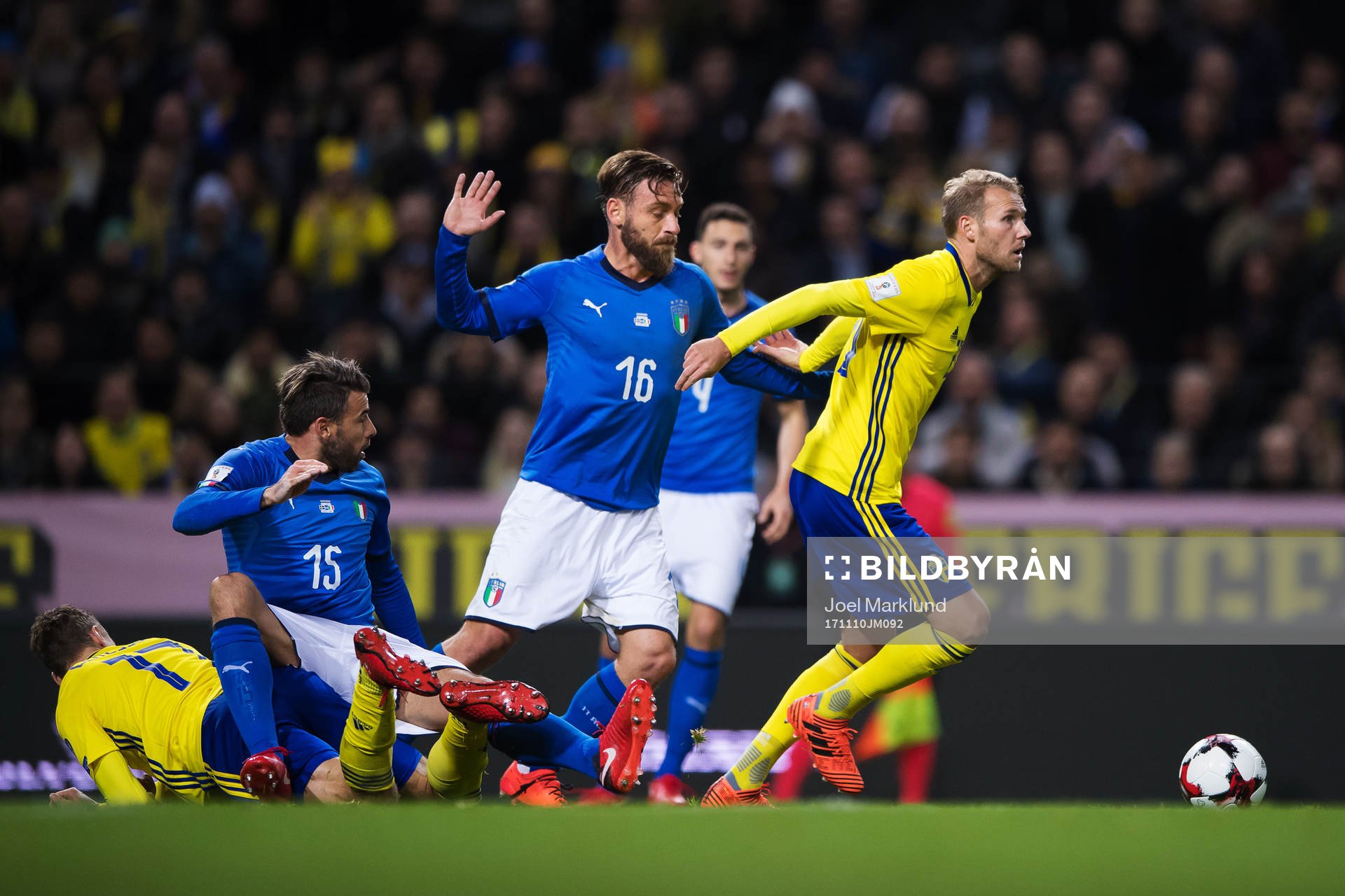 Italiens Andrea Barzagli och Daniele De Rossi utmanas av