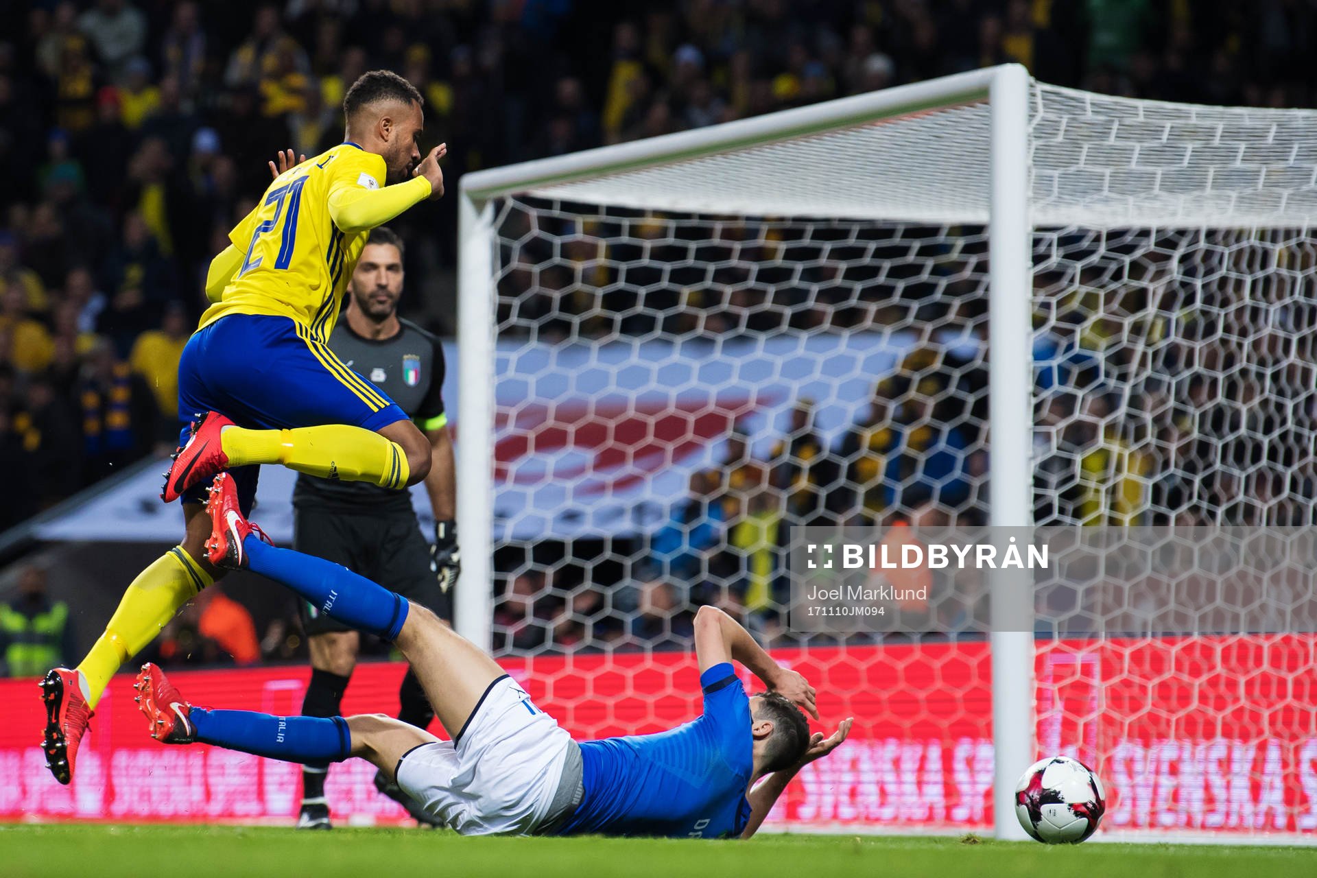 Sveriges Isaac Kiese Thelin utmanar Italiens Matteo Darmian