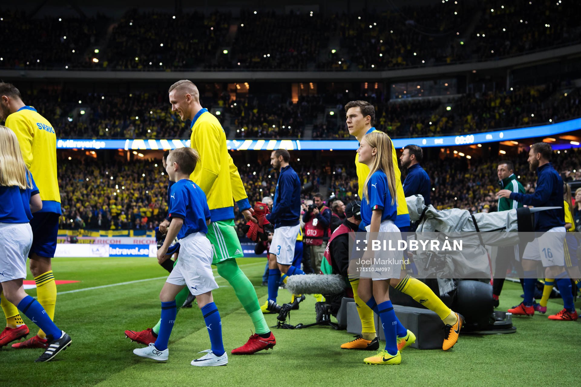 Sveriges målvakt Robin Olsen och Victor Nilsson Lindelöf