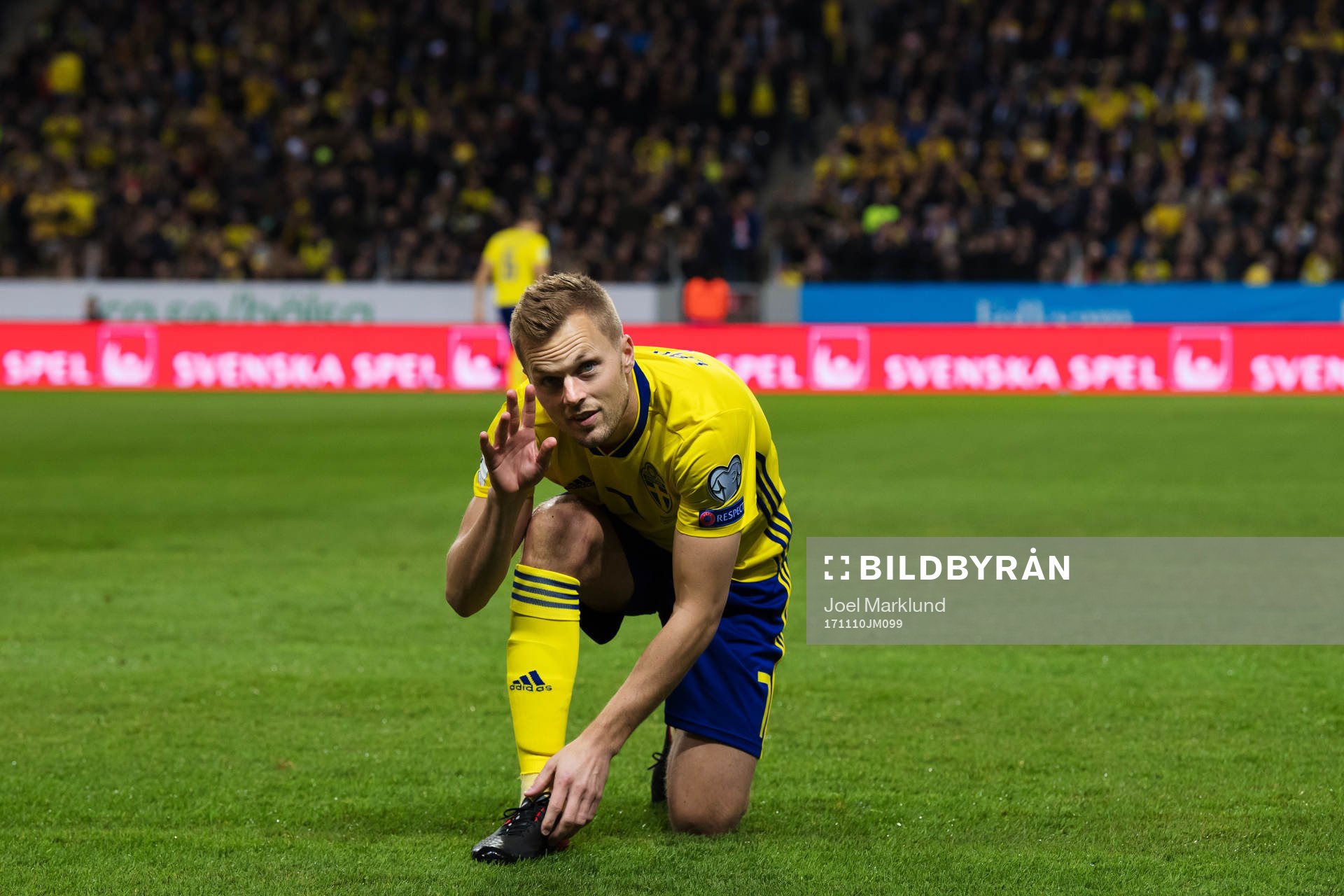 Sveriges Sebastian Larsson vinkar