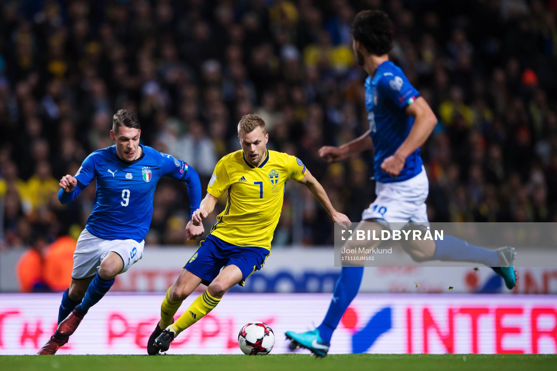 Italiens Andrea Belotti och Sveriges Sebastian Larsson