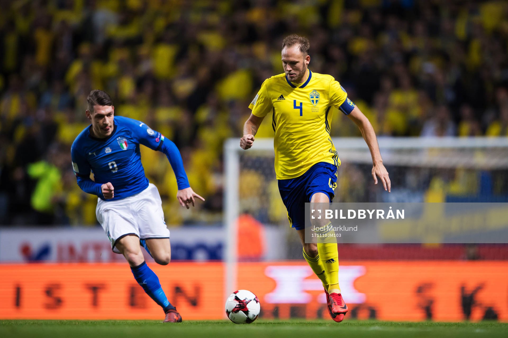 Italiens Andrea Belotti och Sveriges Andreas Granqvist under fotbollsmatchen i VM-kvalets play-off mellan Sverige och Italien den 10 november 2017 i Stockholm.