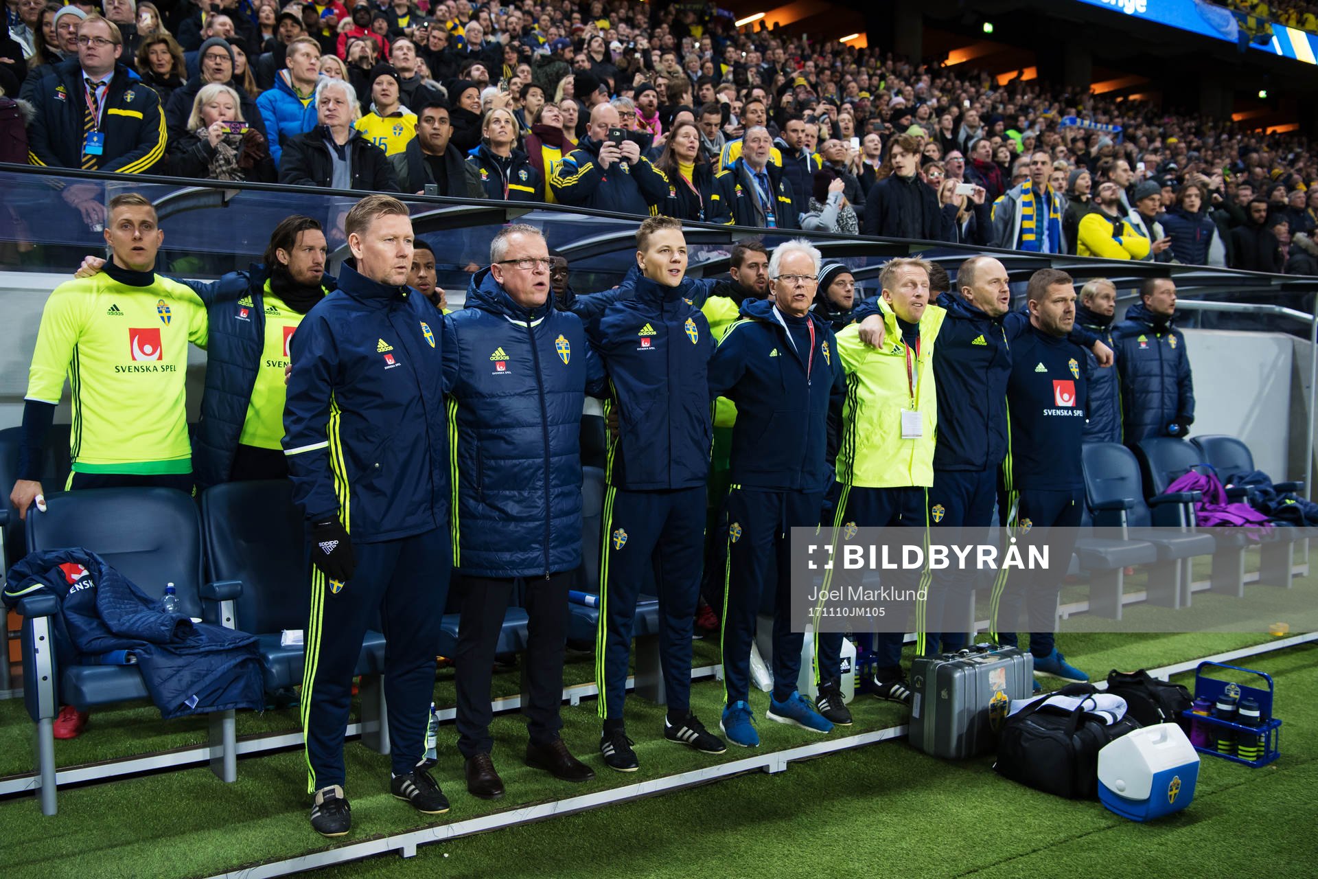 Sveriges bänk med förbundskapten Janne Andersson sjunger