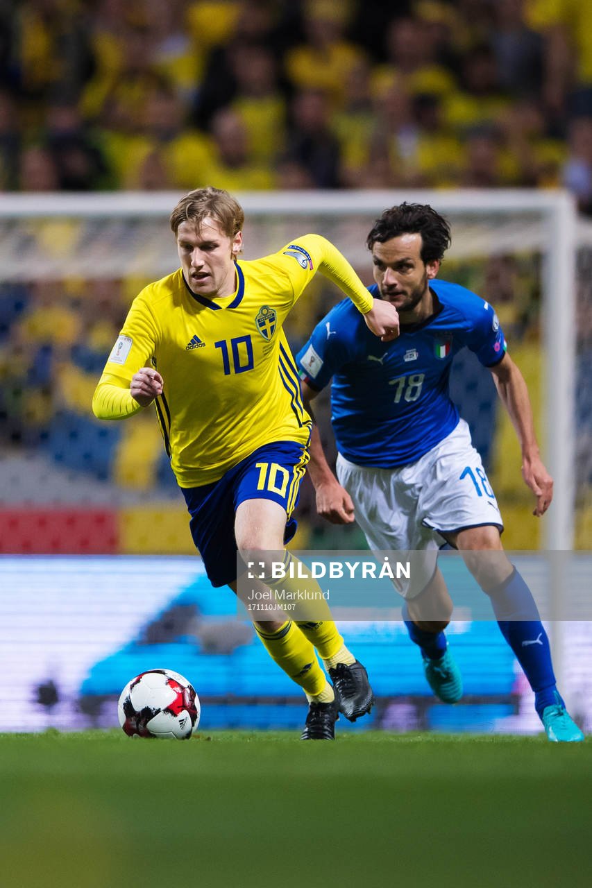 Sveriges Emil Forsberg och Italiens Marco Parolo