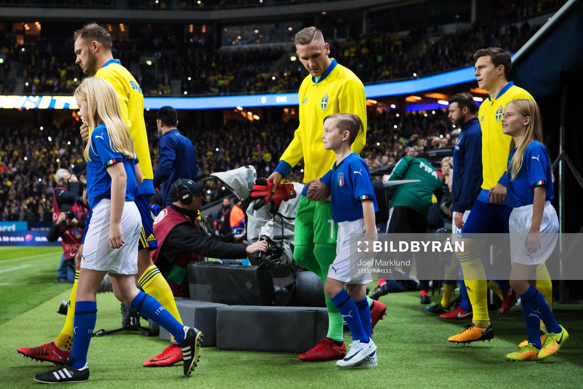 Sveriges Andreas Granqvist, målvakt Robin Olsen och Victor