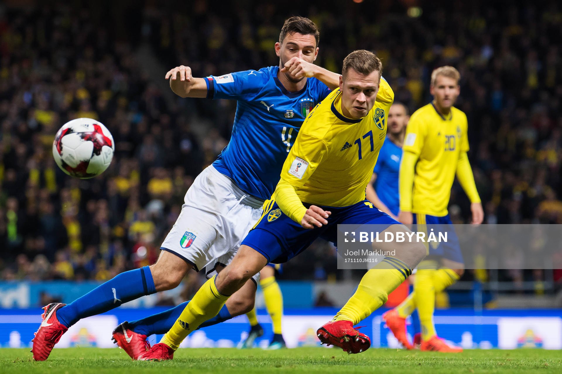 Italiens Matteo Darmian utmanas av Sveriges Viktor Claesson