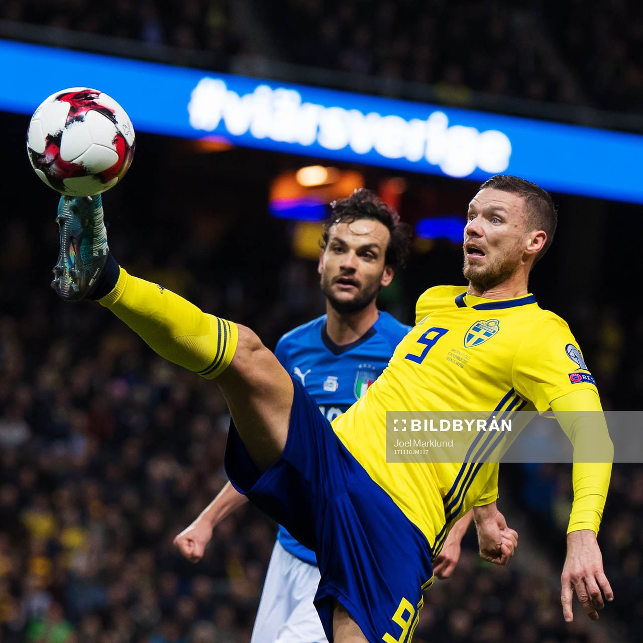 Sveriges Marcus Berg framför Italiens Marco Parolo