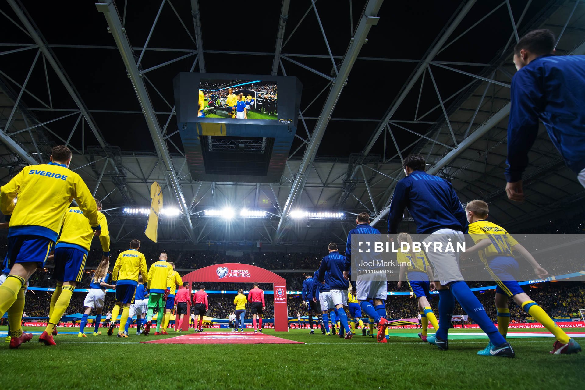 Sveriges och Italiens spelare gör entré