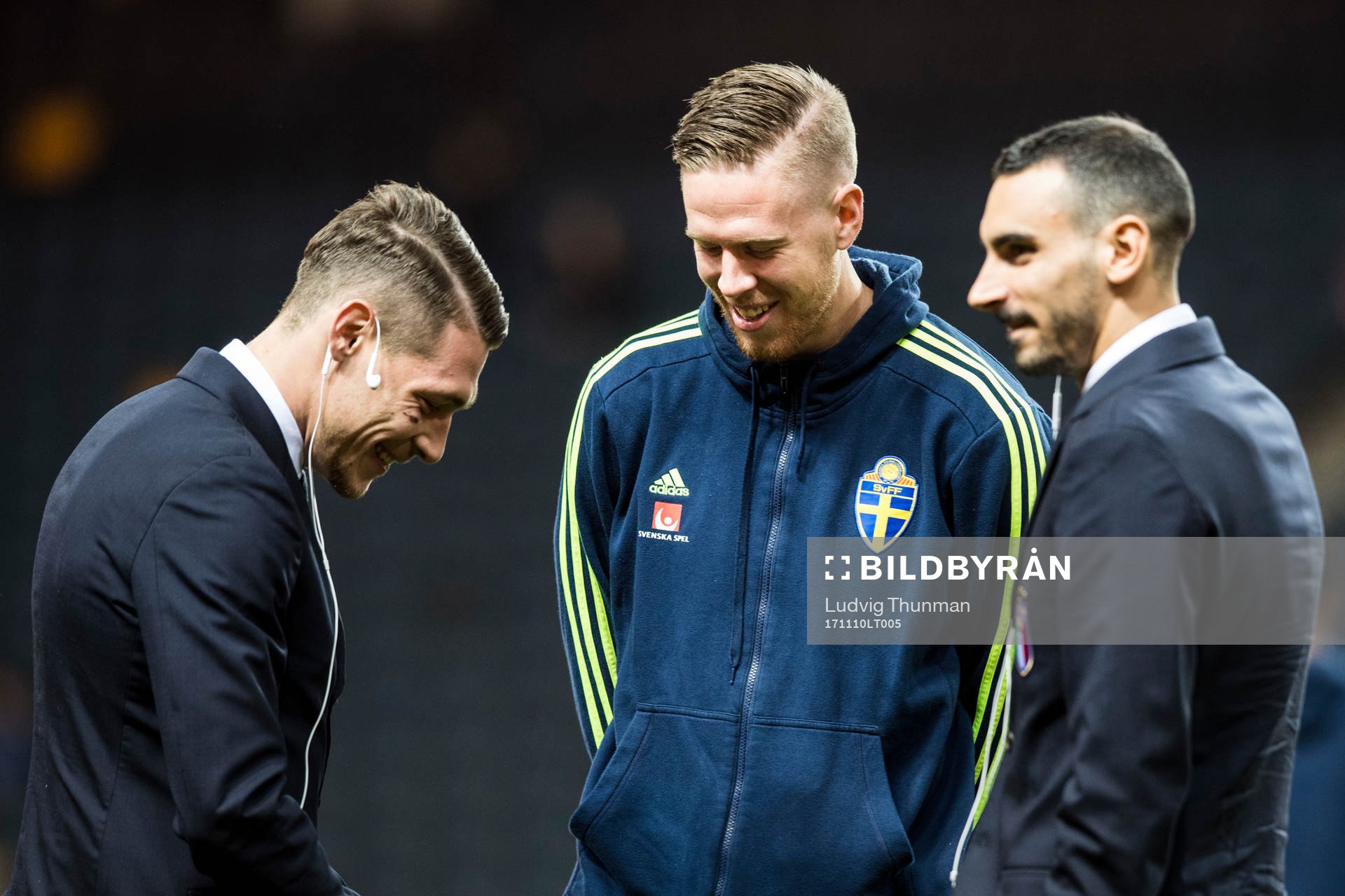 Sveriges Pontus Jansson är ute och känner på planen och pratar med Italiens spelare inför fotbollsmatchen i VM-kvalets play-off mellan Sverige och Italien den 10 november 2017 i Stockholm.