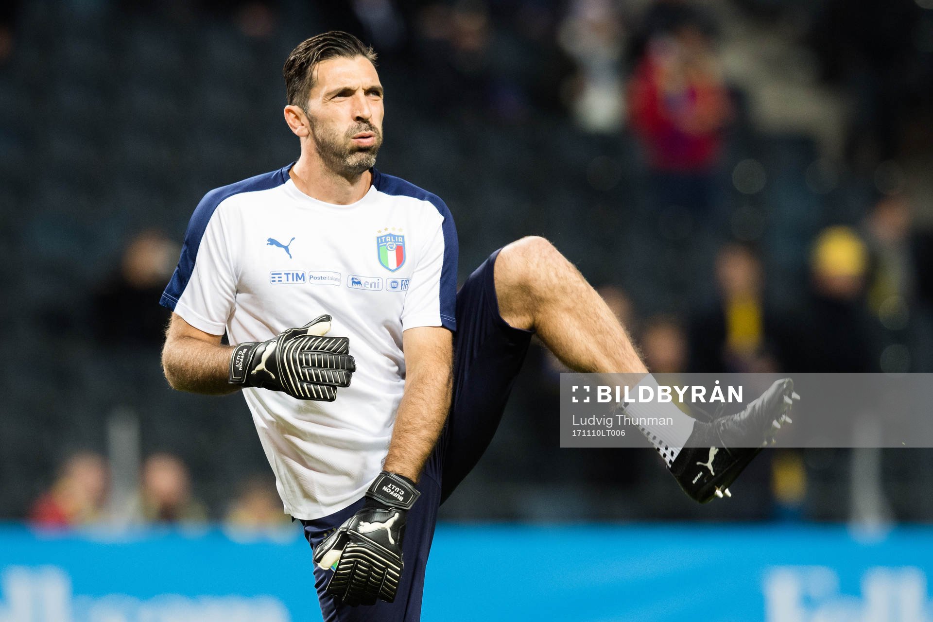 Italiens målvakt Gianluigi Buffon värmer upp före
