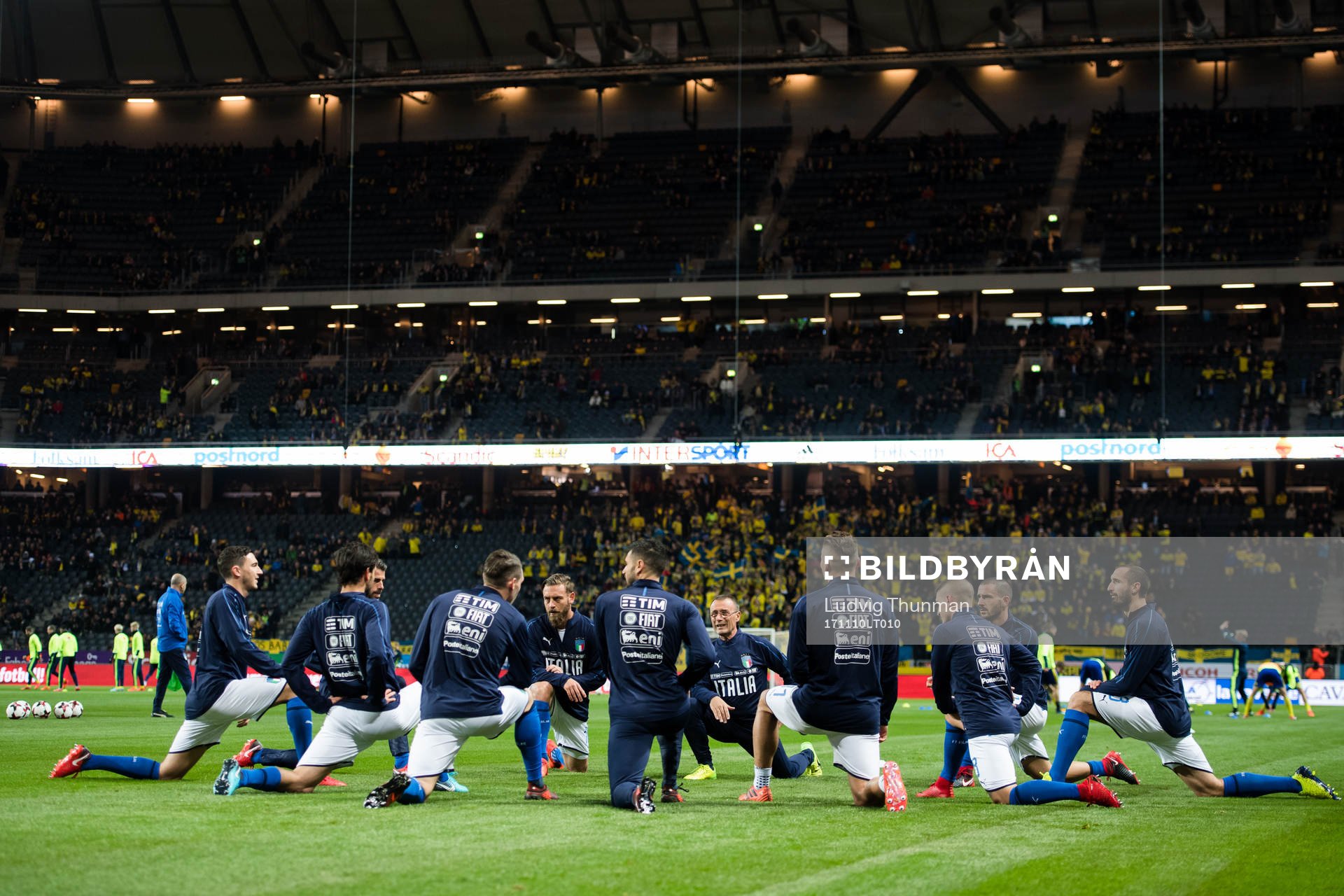 Italiens spelare värmer upp före fotbollsmatchen i