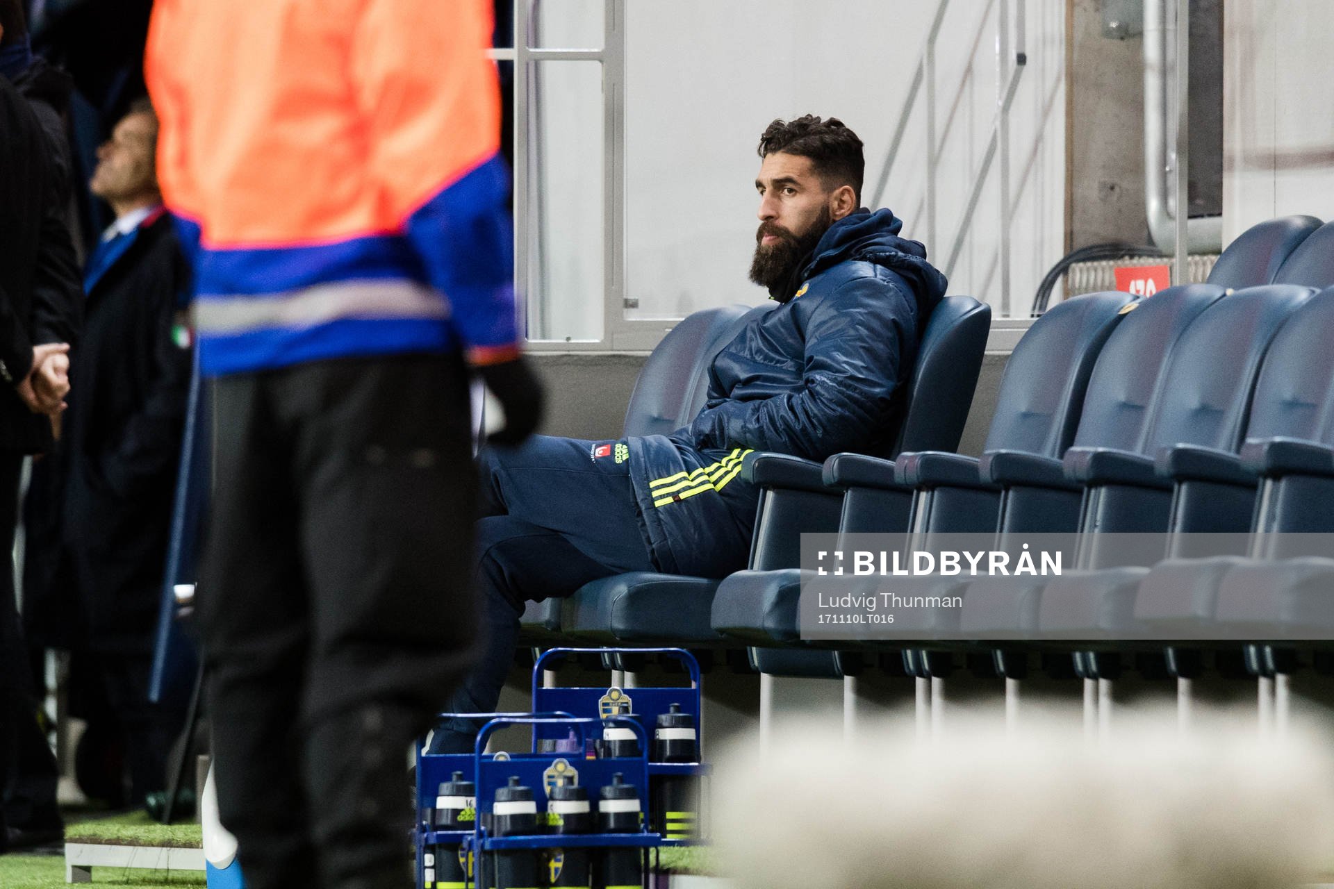Sveriges Jimmy Durmaz på bänken