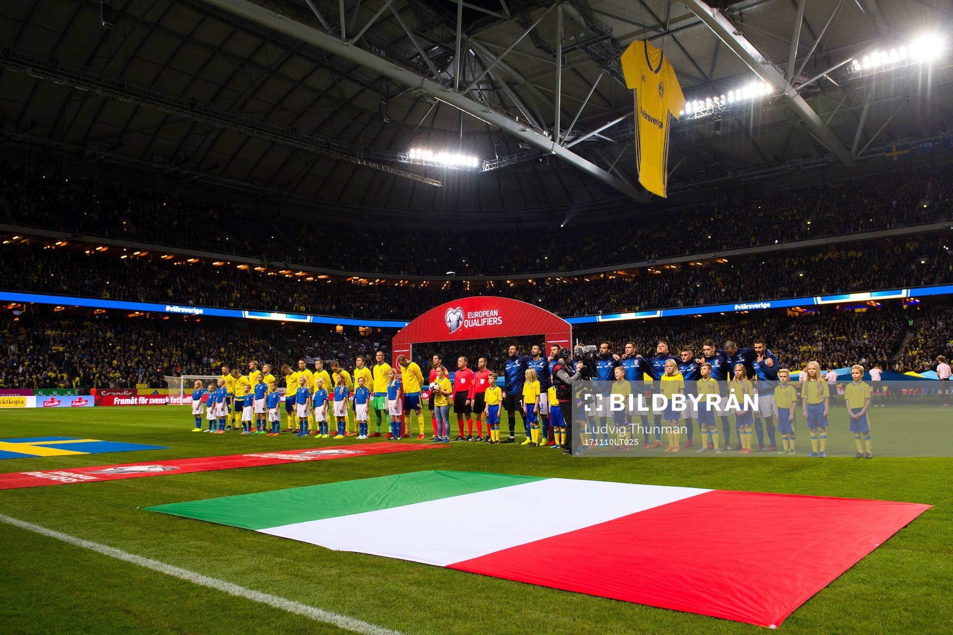Sveriges och Italiens spelare före fotbollsmatchen i