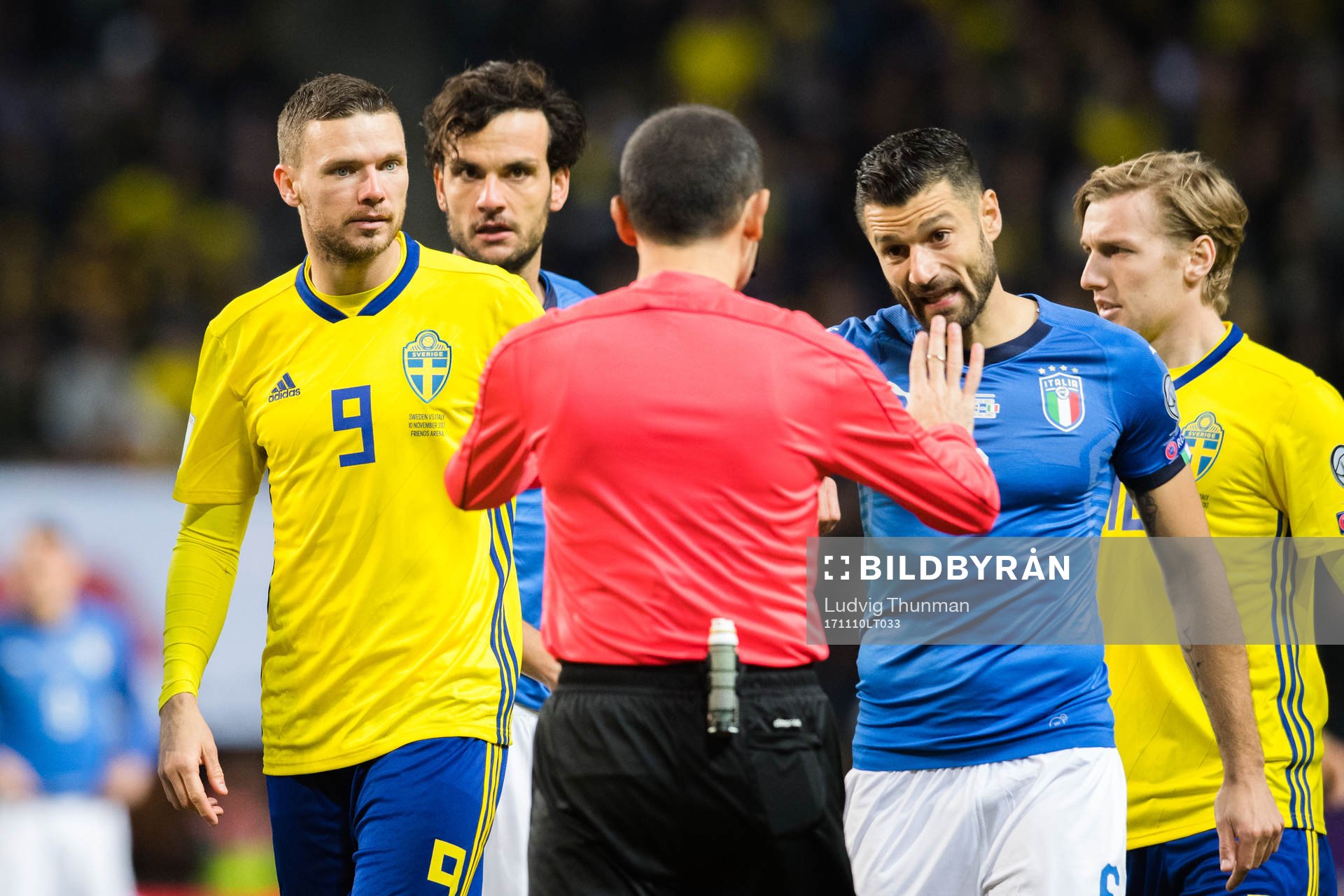 Sveriges Marcus Berg och Italiens Antonio Candreva i samtal
