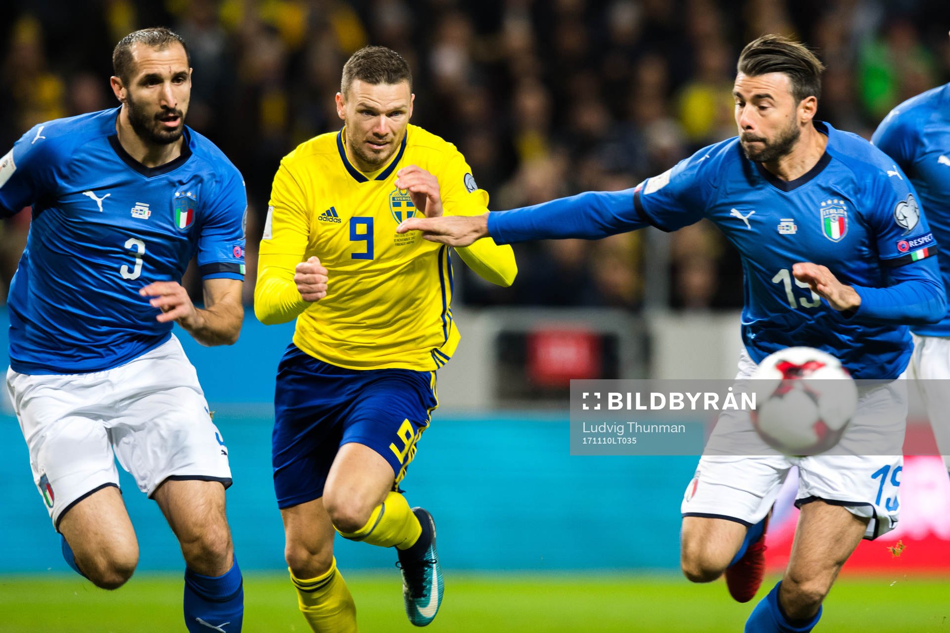 Sveriges Marcus Berg i kamp mot Italiens Giorgio Chiellini