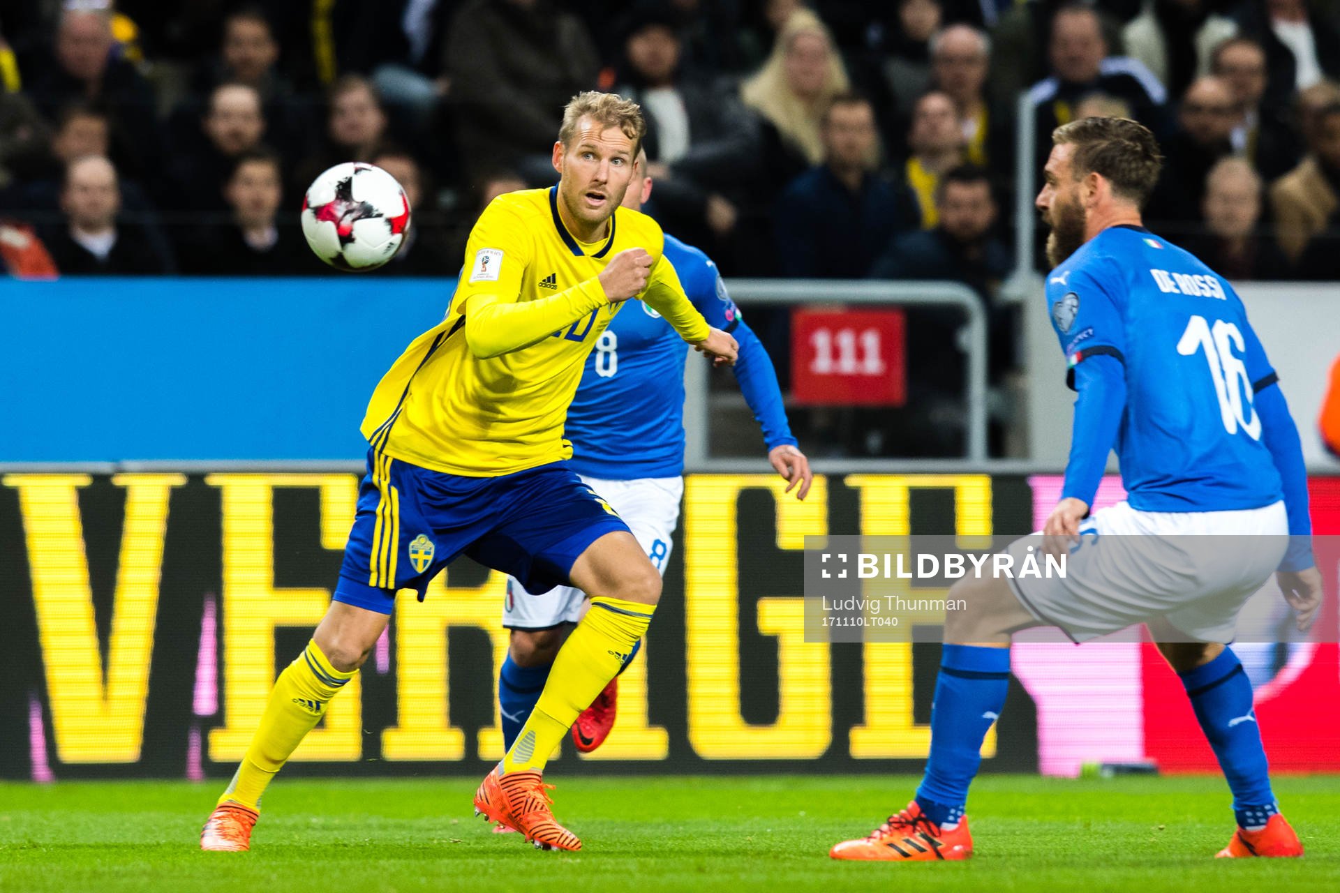 Sveriges Ola Toivonen och Italiens Daniele De Rossi