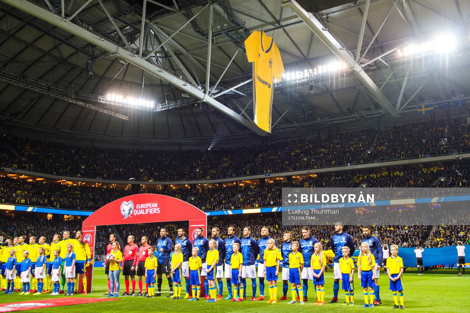 Sveriges och Italiens spelare före fotbollsmatchen i