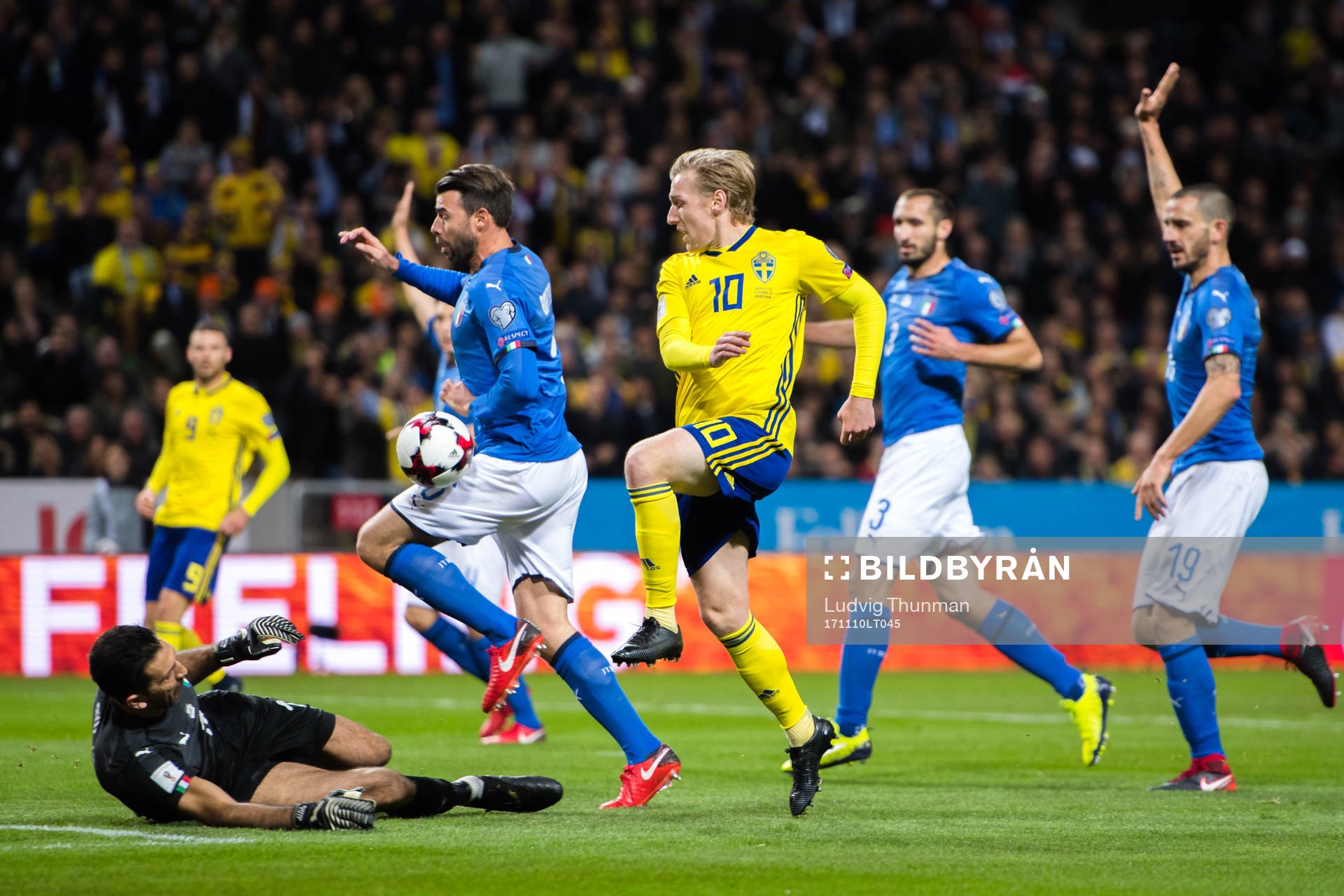 Sveriges Emil Forsberg utmanar Italiens målvakt Gianluigi