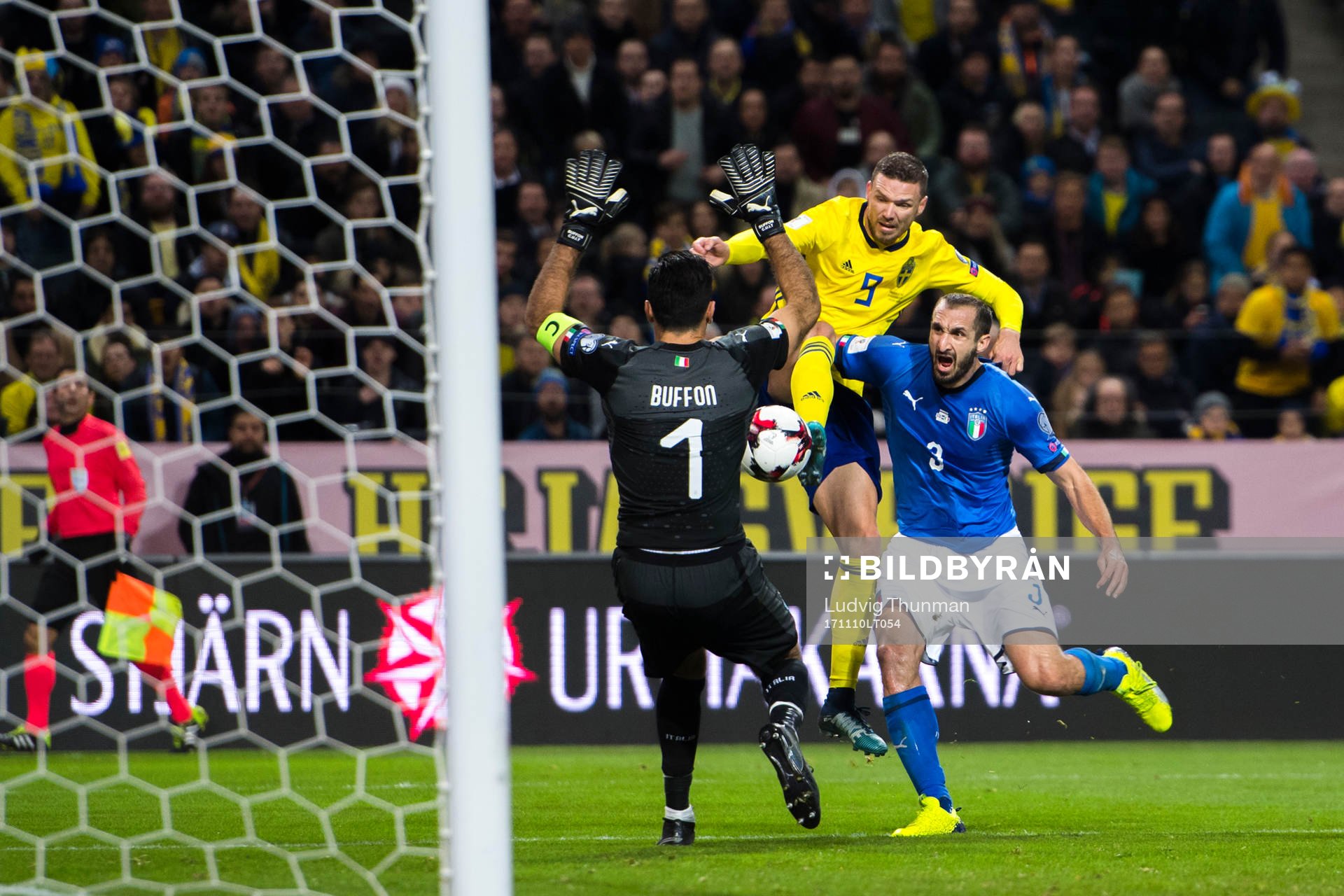 Sveriges Marcus Berg i en kamp mot Italiens målvakt