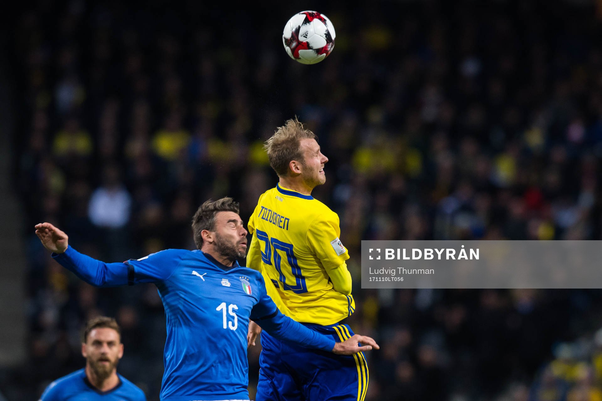 Italiens Andrea Barzagli och Sveriges Ola Toivonen