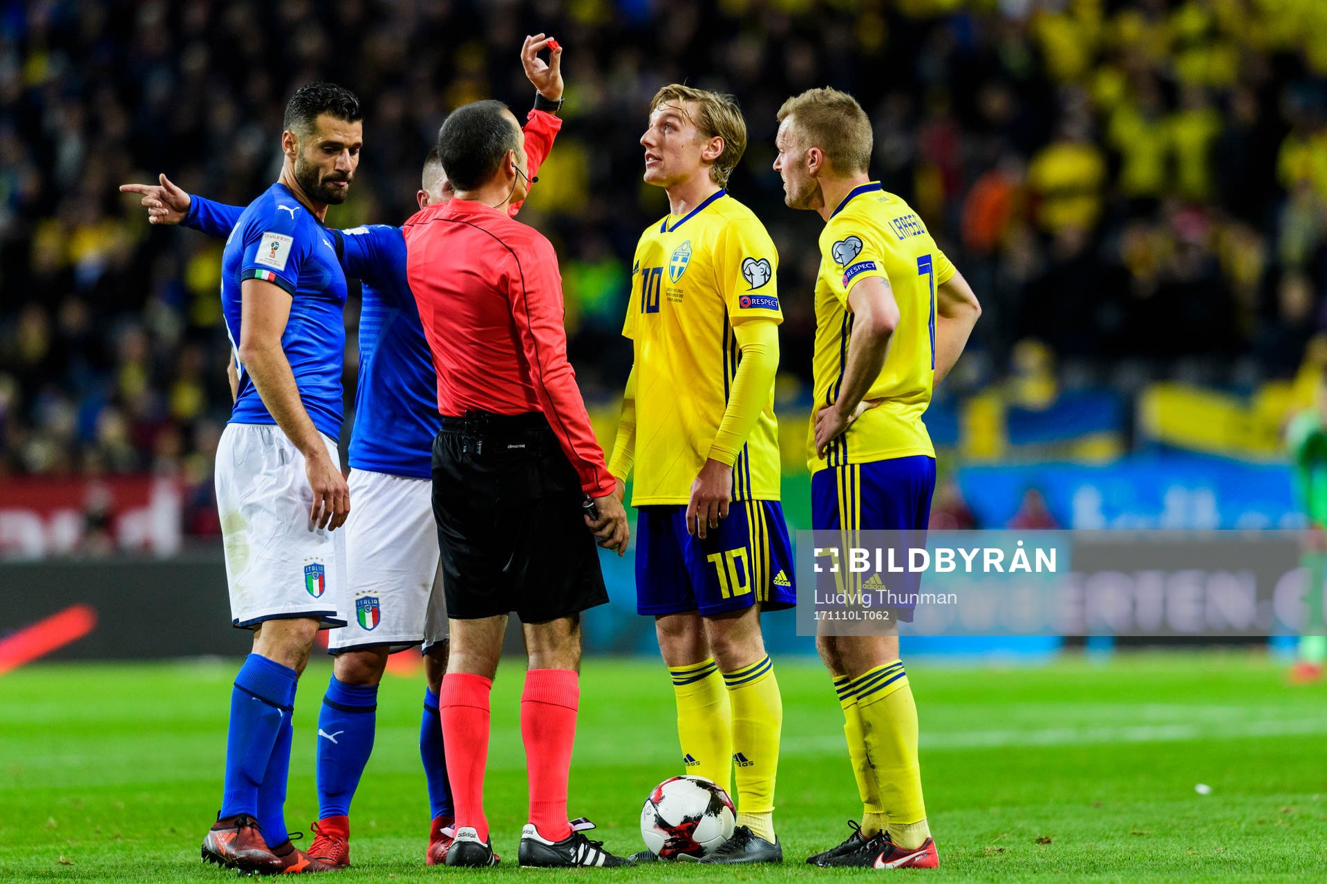 Sveriges Emil Forsberg och Sebastian Larsson i diskussion