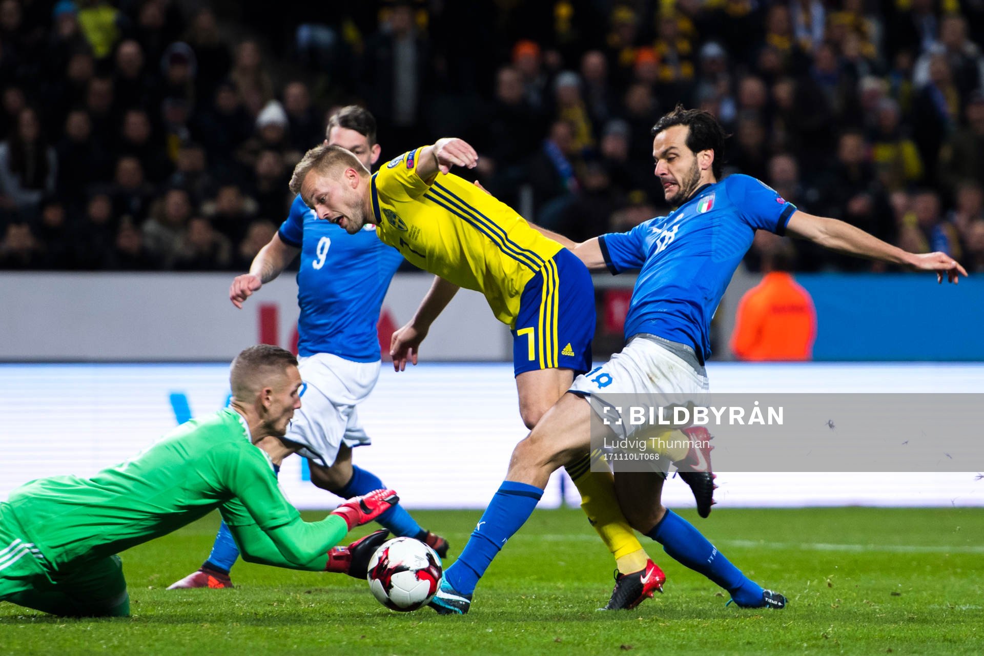 Italiens Marco Parolo oroar framför Sveriges målvakt