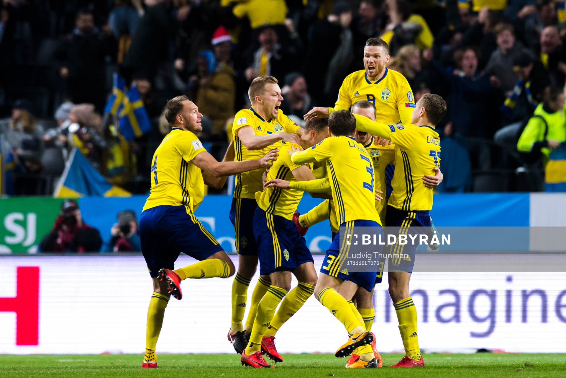 Sveriges spelare jublar